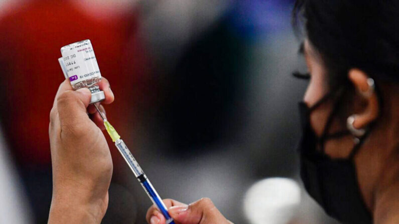 한 간호사가 옥스퍼드 대와 제약사 아스트라제네카가 공동 개발한 옥스퍼드-아스트라제네카(AZ) 백신 접종을 위해 백신을 분주하고 있다. | PEDRO PARDO/AFP via Getty Images/연합