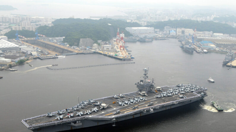 일본 요코스카 미군기지에 정박한 미 해군 제7함대 소속 항공모함 USS 조지워싱턴호.  도쿄 인근 요코스카항은 미 해군 제7함대의 모항 역할을 수행하며 항공모함이 정박한다. | 자료사진