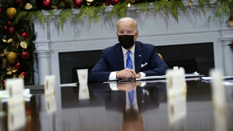 조 바이든 미국 대통령이 백악관 루즈벨트 룸에서 코로나19 대응팀과 대화하고 있다. 2021.12.16 | AP/연합