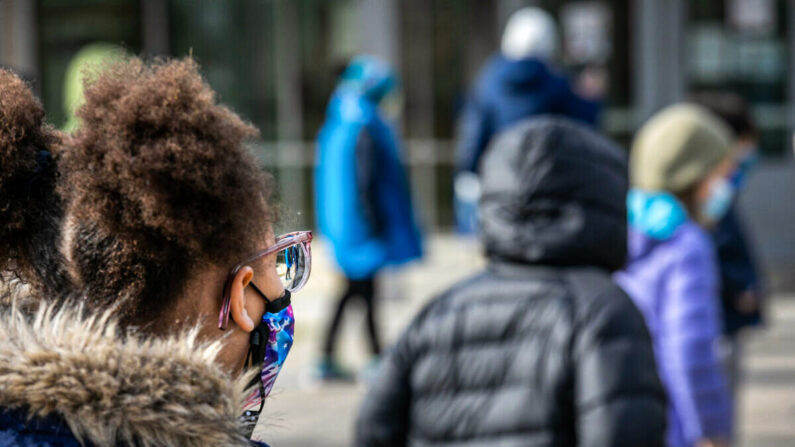 한 학생이 마스크를 착용한 채 교내에서 이동하고 있다.  | John Moore/Getty Images