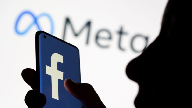 페이스북 로고가 띄워진 스마트폰을 배경으로 메타의 로고가 보인다. | 로이터/연합