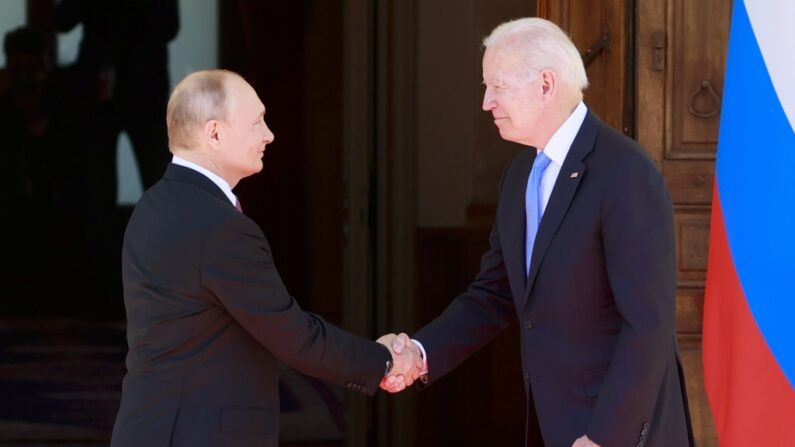 지난 6월 스위스 제네바에서 만난 푸틴 러시아 대통령과 바이든 미국 대통령(오른쪽)이 악수를 하고 있다.ㅣ연합뉴스 제공