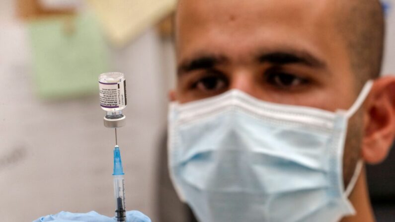 이스라엘 의료진이 백신 접종을 준비하고 있다. | Ahmad Ghababli/AFP via Getty Images/연합