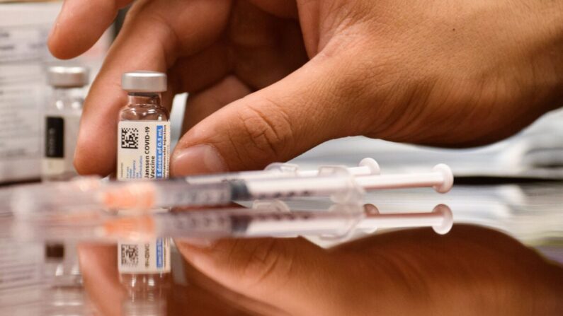 존슨앤드존슨의 자회사인 제약사 얀센의 코로나19 백신 | PATRICK T. FALLON/AFP via Getty Images/연합