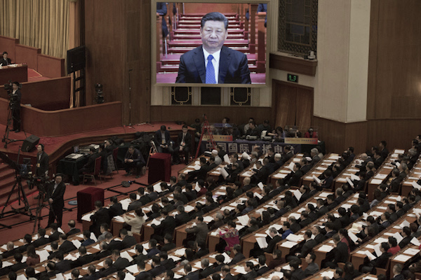 중국 공산당이 말하는 '수준 높은 민주' 구현 제도의 하나인 인민정치협상회의 회의장. 대형 스크린을 통해 시진핑 중국 공산당 총서기의 모습이 보인다. | AP/연합