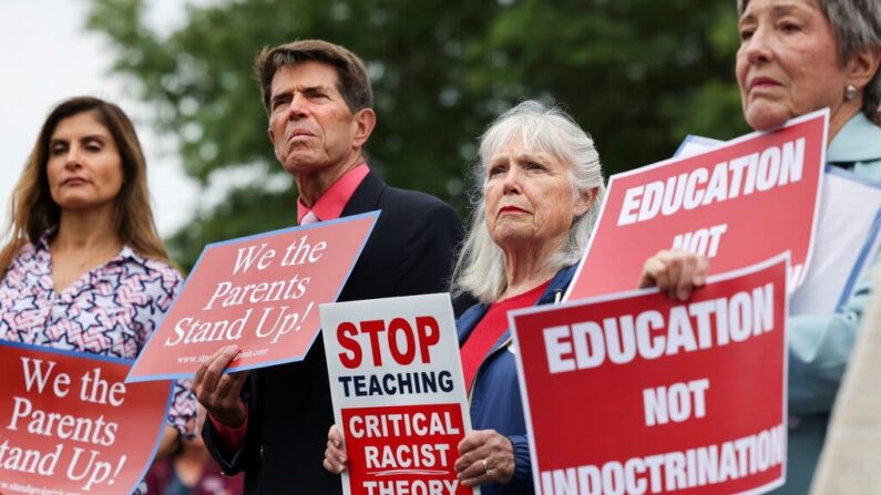 미국 버지니아주 라우든 카운티에서 학무보들이 마르크스 주의에 기반을 둔 비판적 인종이론을 학교에서 가르치는 것에 반대하는 시위를 벌이고 있다. | 로이터/연합
