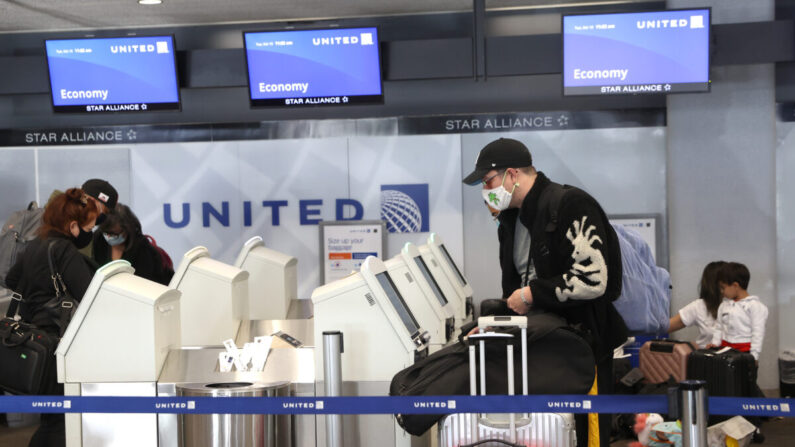 미국 캘리포니아 샌프란시스코 국제공항에서 여행객이 이동하고 있다. | Justin Sullivan/Getty Images