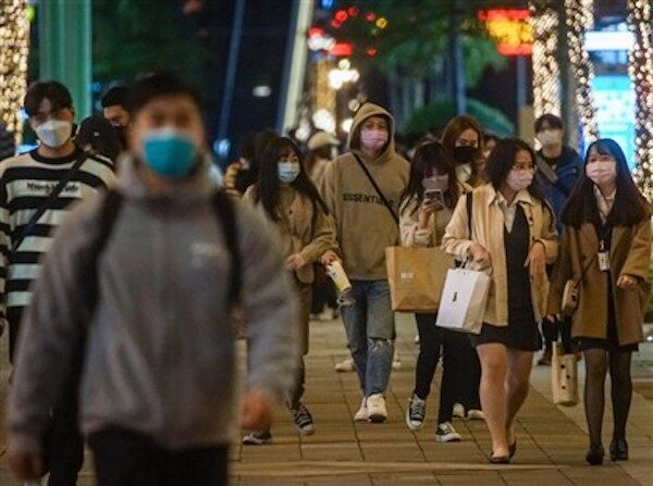 대만 수도 타이베이에서 지난달 31일 코로나19 예방을 위해 마스크를 착용한 시민들이 쇼핑가를 거닐고 있다. | 중앙사
