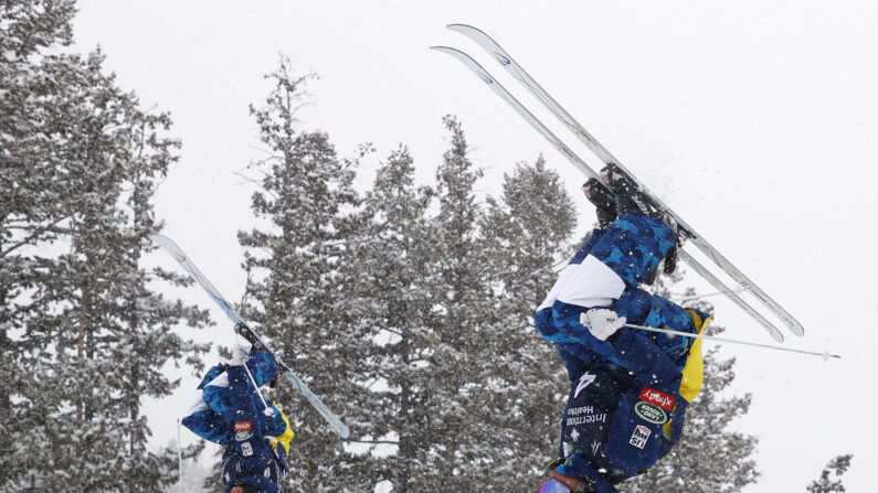 2021년 2월 5일 유타주에서 열린 2021 인터마운틴 헬스케어 프리스타일 국제 스키 월드컵 여자 듀얼 모굴 결승전에서 미국의 한나 소어와 카이 오웬스 선수가 경기를 펼치고 있다. (Gregory Shamus/Getty Images)