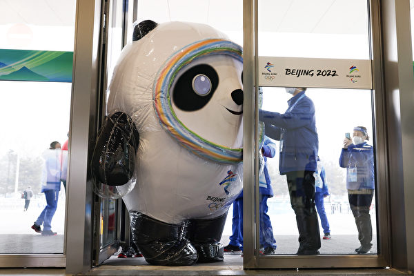 2022년 1월 24일 2022 베이징 동계올림픽 마스코트로 분장한 직원이 중앙 미디어 센터로 들어서고 있다. (Lintao Zhang/Getty Images)