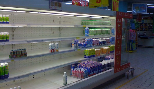 2008년 일명 '독분유'로 불린 멜라민 분유 파동 후 텅빈 중국의 한 슈퍼마켓 진열대 | 위키커먼스