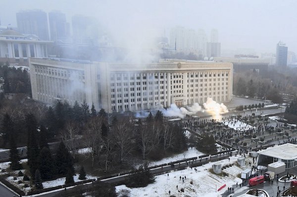 카자흐스탄 최대 도시 알마티에서 연료 가격 폭등에 항의하는 시위대가 시청사로 몰려가 난입을 시도하고 있다. 2022.1.5 | AP/연합