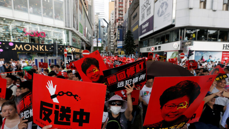 캐리 람 행정장관 퇴진 피켓을 든 홍콩 시민들 | 자료사진.