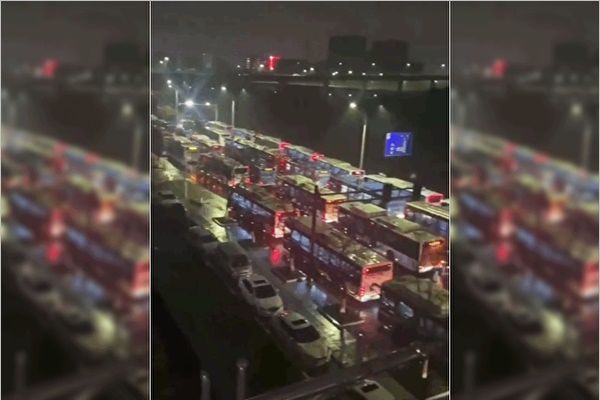 27일 밤, 중국 항저우에서 근 1만명의 시민을 관광버스에 태워 중앙격리시설로 옮기고 있다. (영상 캡처) 