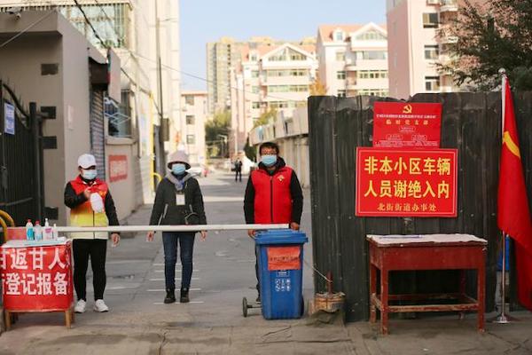 작년 10월 31일 코로나19 확산으로 출입이 통제된 중국 간쑤성 장예시의 주택단지 입구. | AFP/연합