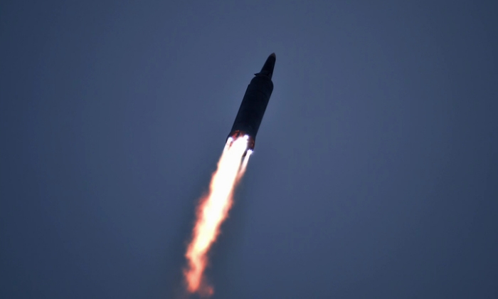 지난 1월 11일 북한에서 발사한 미사일이 비행하는 모습을 조선중앙TV가 12일 보도했다. | 연합뉴스