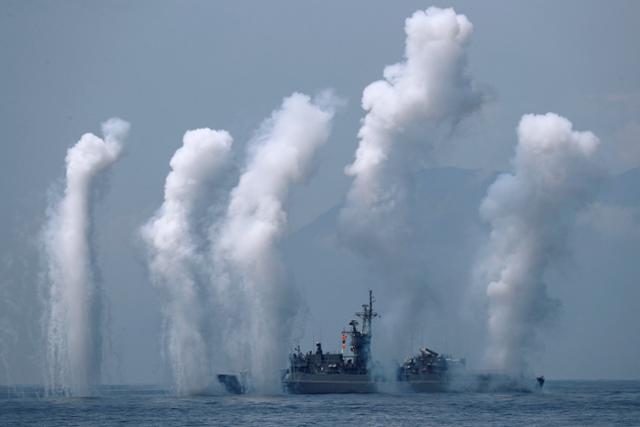 대만 해군이 2018년 4월 북동부 쑤아오 해군기지에서 군사훈련을 실시하고 있다. 앞서 중국은 역대 최대 규모의 해상 열병식 및 대만해협에서 실탄 사격 훈련을 예고했다. | 연합