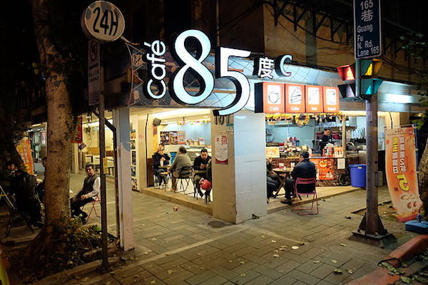 대만의 유명 식음료체인점인 85도씨. 중국에도 다수의 지점을 운영하고 있다. | 위키피디어 커먼스