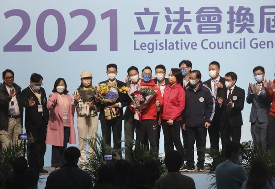 지난해 12월 19일 역대 최저 투표율로 치러진 홍콩 입법회 선거에서 당선된 신임 의원들이 20일 단상에 올라 지지자들에게 인사하고 있다. | AP/연합