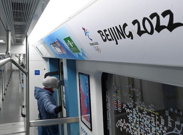 중국 베이징의 지하철 객차 내부. 2022년 베이징 동계 올림픽을 알리는 홍보물이 보인다. | AFP/연합 