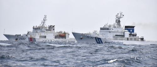 2021년 2월 15일 중일 영유권 분쟁지이인 센카쿠(尖閣·중국명 댜오위다오)열도 인근 수역에서 중국 해경국 선박(왼쪽)과 일본 해상보안청 순시선이 나란히 항행하고 있다. | 연합뉴스