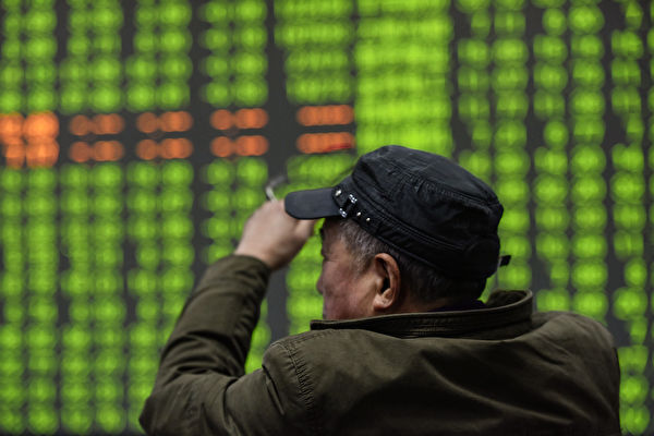 중국 저장성 항저우의 한 객장에서 중국인 투자자가 주식 시세전광판을 살펴보고 있다. | STR/AFP via Getty Images/연합