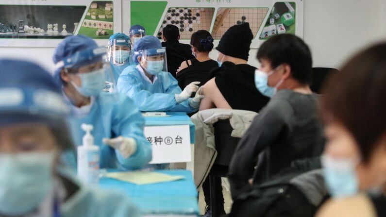 베이징의 임시 백신 접종센터(STR/CNS/AFP via Getty Images)