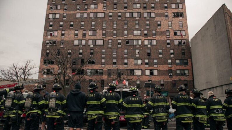 9일(현지시각) 미국 뉴욕 브롱크스의 19층 아파트에서 화재가 발생했다. | Scott Heins/Getty Images