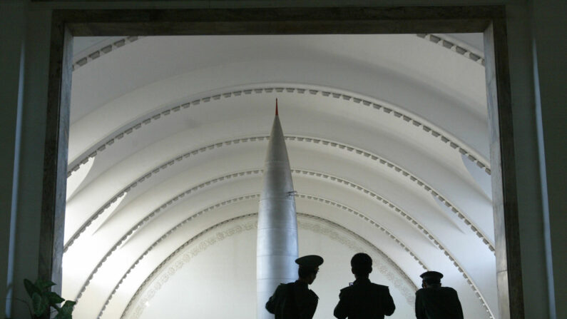 중국 인민해방군 병사들이 2004년 12월 6일 베이징 군사 박물관에 전시된 중국산 Dongfang-1 미사일을 바라보고 있다. (FREDERIC J. BROWN/AFP via Getty Images )