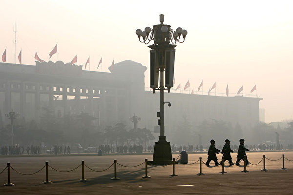 중국 베이징 톈안먼 광장을 경찰들이 순찰하고 있다. | Cancan Chu/Getty Images