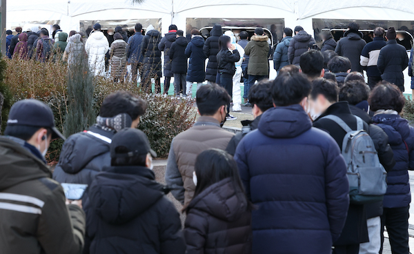 24일 서울 송파구 보건소 코로나19 선별검사소에서 시민들이 검사를 받기 위해 대기하고 있다. | 연합뉴스