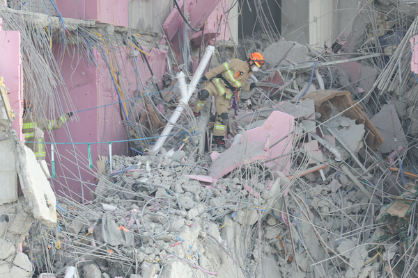  광주 서구 화정아이파크 붕괴 사고 발생 17일째인 27일 오전 구조대원들이 29층 잔해더미 위에서 28층 방향을 살피고 있다. 2022.1.27 | 연합