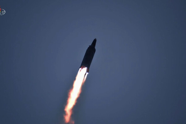 지난 12일 북한 조선중앙TV가 방송한 전날 극초음속 미사일 발사 시험 장면 | 화면캡처