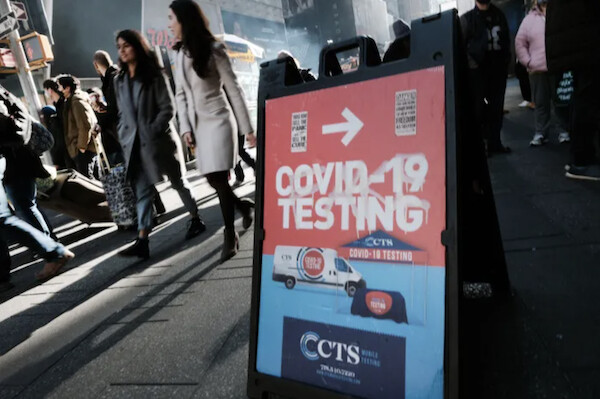 뉴욕 타임스퀘어 광장에 설치된 중공 바이러스 감염증(코로나19) 검사소. 2021.12.5 | AFP/연합뉴스