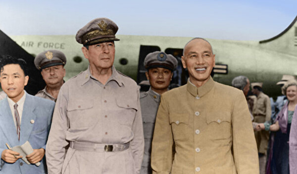 1950년 7월 31일 더글러스 맥아더 연합군 총사령관이 도쿄에서 비행기로 타이베이에 도착해 마중 나온 장제스 총통과 만나는 장면 | 퍼블릭 도메인