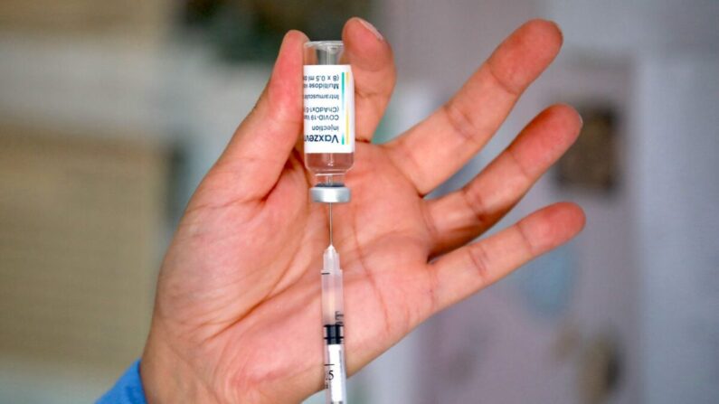 한 의료진이 아스트라제네카 백신 접종을 준비하고 있다. | AFP/연합