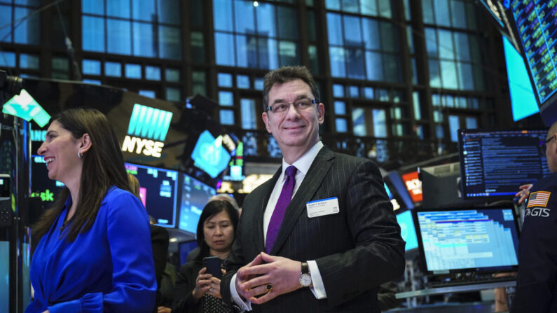앨버트 불라 화이자 최고경영자(CEO·중앙)가 뉴욕 증권거래소를 방문했다. 2019.1.17 | Drew Angerer/Getty Images