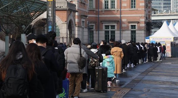 지난 23일 오후 서울역광장에 마련된 코로나19 선별 검사소에 시민들이 검사를 위해 줄을 서서 기다리고 있다. | 연합