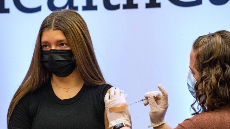 미국 코네티컷 하트퍼드에서 12~15세 아동·청소년을 대상으로 한 백신 접종이 시행됐다. 2022.1.6 | JOSEPH PREZIOSO/AFP via Getty Images