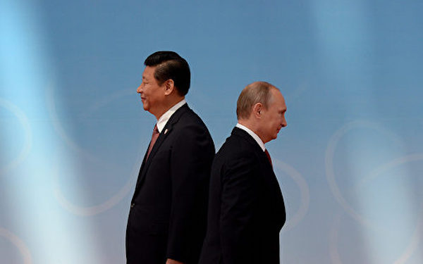 사진은 2014년 5월 시진핑 중국공산당 총서기와 푸틴 러시아 대통령이 아시아 교류 및 신뢰 구축 회의(CICA) 4차 정상회의에서 스쳐 지나가고 있는 모습. | Mark RALSTON/AFP/연합