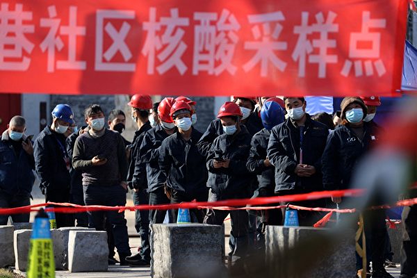 중국 산시성 시안의 건설현장 근로자들이 핵산검사를 위해 줄서서 기다리고 있다. 2021.12.21 | STR/AFP via Getty Images/연합