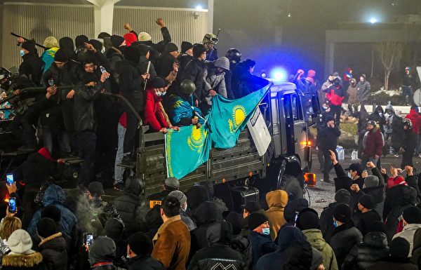 지난 5일 카자흐스탄 최대 도사 알마티에 모인 시위대가 에너지 가격 폭등에 항의하고 있다 | ABDUAZIZ MADYAROV/AFP via Getty Images/연합