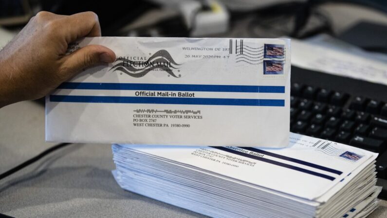 미국 펜실베이니아주의 한 선거사무소에서 사전투표(우편투표)지를 처리하고 있다. 2020.5.28 | AP연합