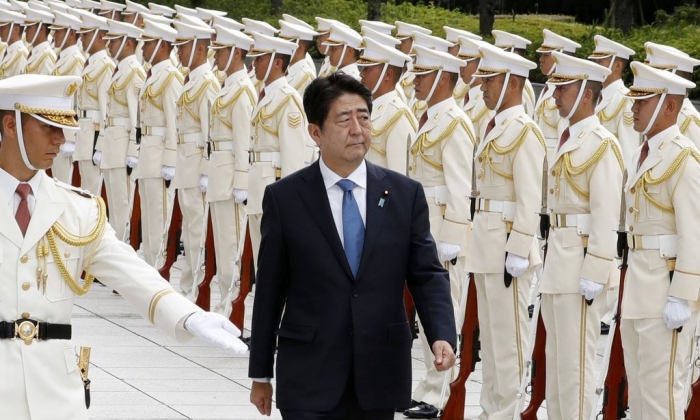 아베 전 일본 총리가 자위대 사열 받는 모습 | 연합뉴스