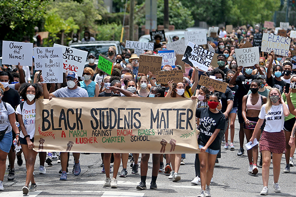 2020년 7월, LA의 한 학교의 학생들은 '백인 우월주의자'로 여겨진 한 교육자의 이름을 학교 명칭에서 제거하기 위한 시위를 버렸다. (Michael DeMocker/Getty Images)