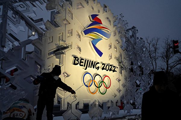 2022년 1월 21일, 베이징 거리에 설치된 베이징 2022년 동계올림픽을 상징하는 표지판. (Jade Gao / AFP)