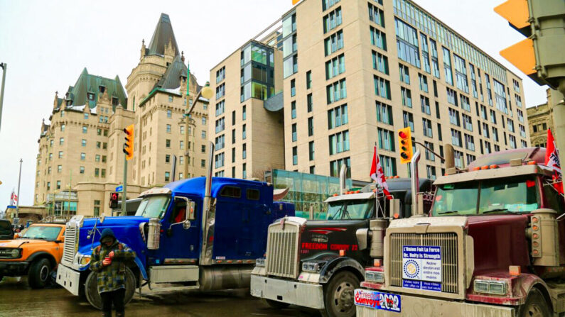 캐나다 오타와 국회의사당 주변에 중공 바이러스 감염증(코로나19) 백신 의무화 반대 표시로 주차된 화물트럭 | 에포크타임스