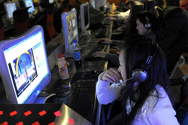 PC방에서 인터넷을 이용하고 있는 중국 여성. ( LIU JIN/AFP via Getty Images)
