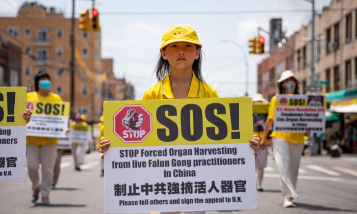 미국 뉴욕 브루클린에서 파룬궁 수련자들이 중국에서 벌어지는 강제 장기적출을 알리고 이를 막기 위한 국제사회의 노력을 호소하고 있다. 2021.7.18 | 에포크타임스