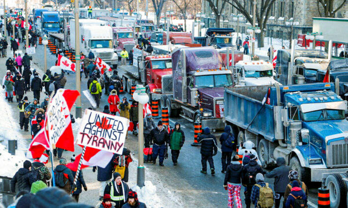 캐나다 수도 오타와의 의회 청사 주변 도로에 집결한 '자유 호송대' 시위대. 2022.1.29 | 로이터/연합